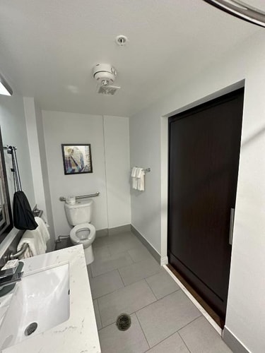 Standard King Room Near Ferris Plaza DAL 4 Luxury Bookings