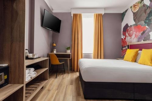 Double Or Twin Room Near Victoria Theatre LON Luxury Bookings