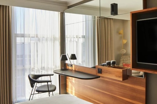 Deluxe Queen Room Near Gloucester Park LON 3 Luxury Bookings