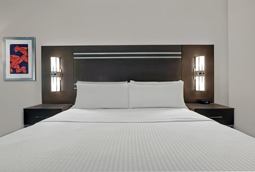 Standard King Room Near City Centre Houston HOU 2 Luxury Bookings