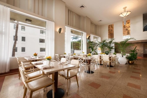 Deluxe King Room Near Coyote Taqueria MIA 13 Luxury Bookings