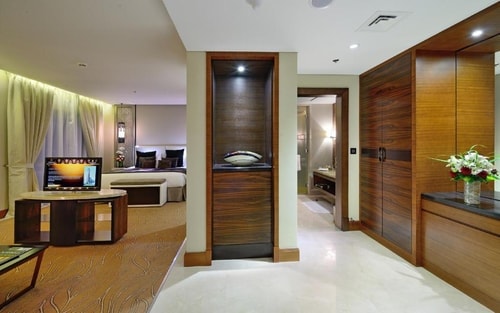 Executive Suite Near The Museum of the Future 4 Luxury Bookings