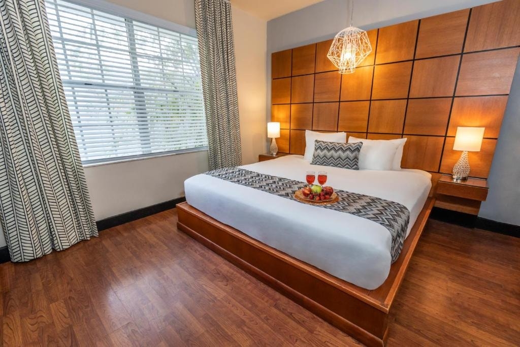 Standard King Room Near Muscle Beach South MIA Luxury Bookings