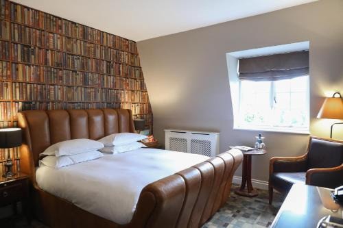 Classic Double Room Near Sunken Garden LON 1 Luxury Bookings