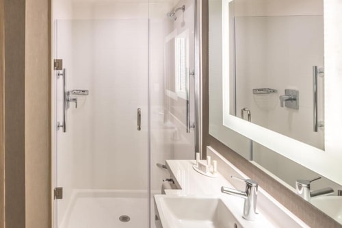 King Suite Near Ambassador House Association DAL 6 Luxury Bookings