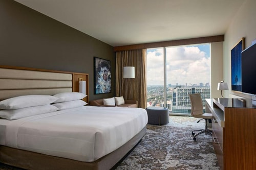Guest Room Near Discovery Green Park HOU Luxury Bookings