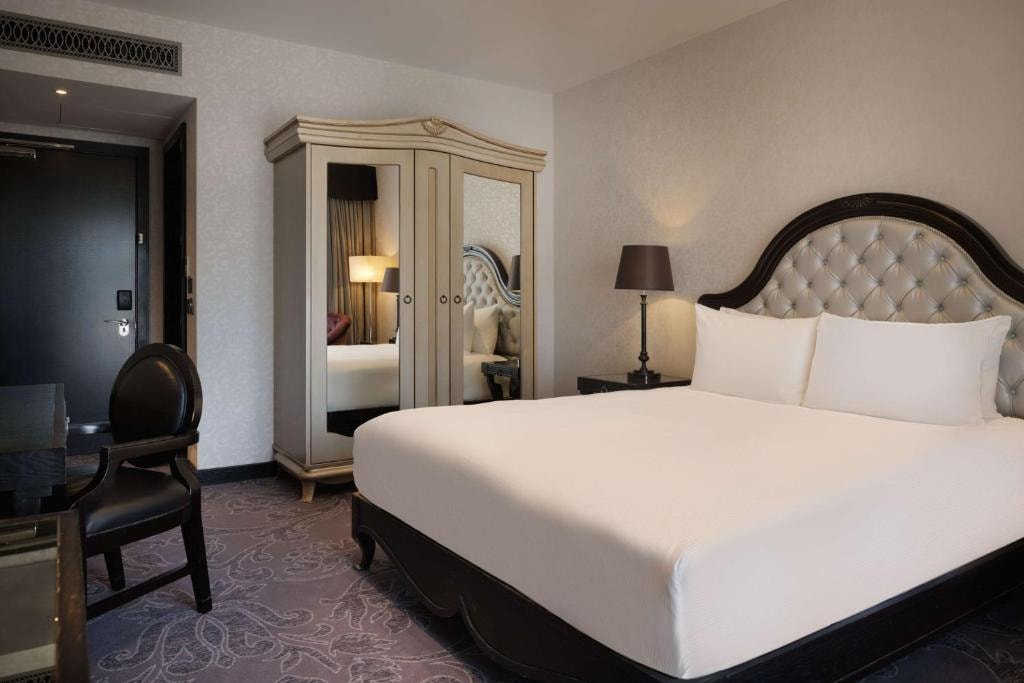 Guest Queen Room Near Syon Park LON Luxury Bookings