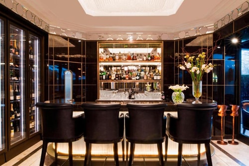 Deluxe Queen Room Near The Wellness Lab LON 10 Luxury Bookings