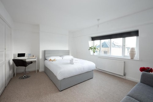 3 Bedroom Apartment Near Sobell Leisure Centre LON 3 Luxury Bookings