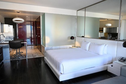 Studio Room Near Brenden Theatres LAS 1 Luxury Bookings