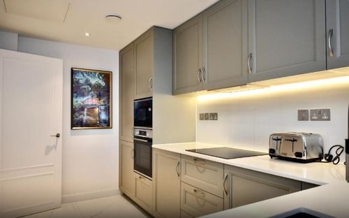4 Bedroom Deluxe Apartment Near Barclays Bank LON 21 Luxury Bookings