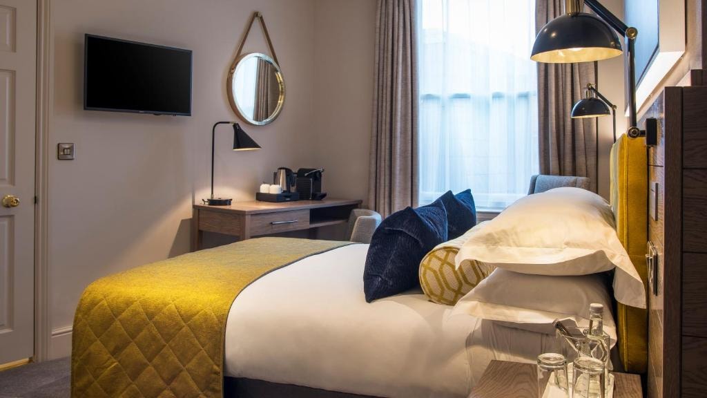 Classic Double Room Near The Sloane Club LON Luxury Bookings