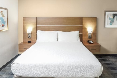 Standard King Room Near Nexus Hospital HOU 3 Luxury Bookings
