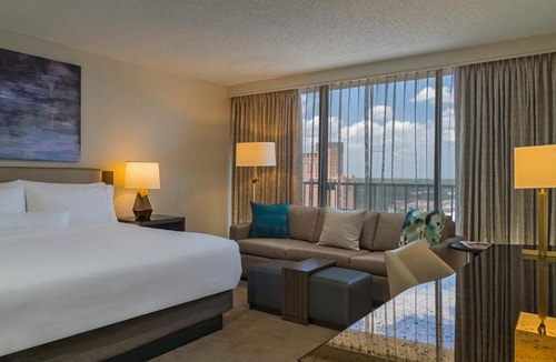 Guest Room Near Museum of Illusions Houston HOU 1 Luxury Bookings
