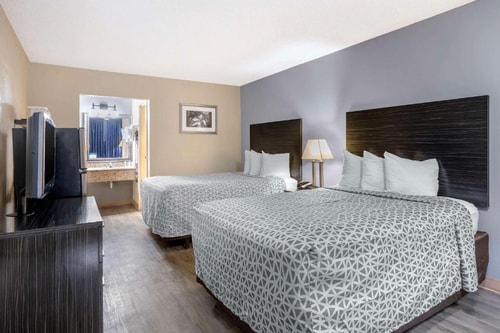 King or Twin Room Gator Golf Adventure Park ORL 3 Luxury Bookings