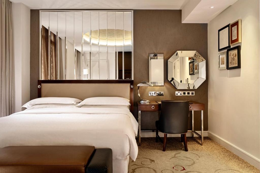 Deluxe King Room Near The Magic Hour LON Luxury Bookings