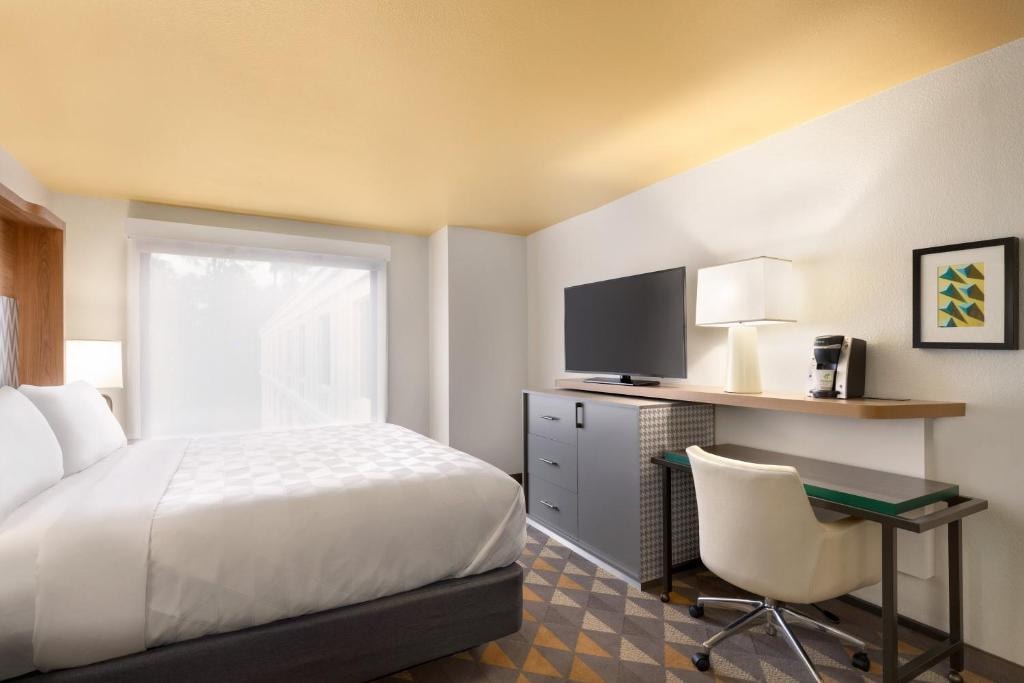 Standard King Room Near IAH Airport Area HOU Luxury Bookings