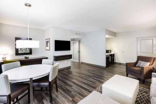 Premium King Suite Near Don McGill Toyota HOU 3 Luxury Bookings