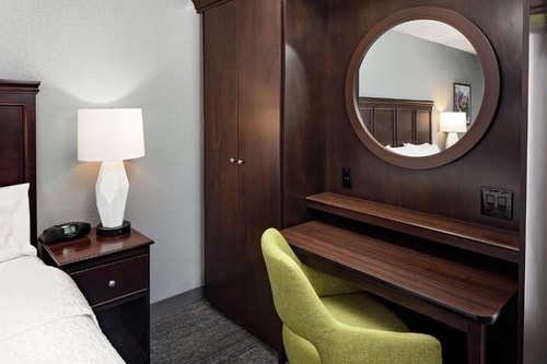 King Room Near Texas Oncology Medical Center HOU 2 Luxury Bookings