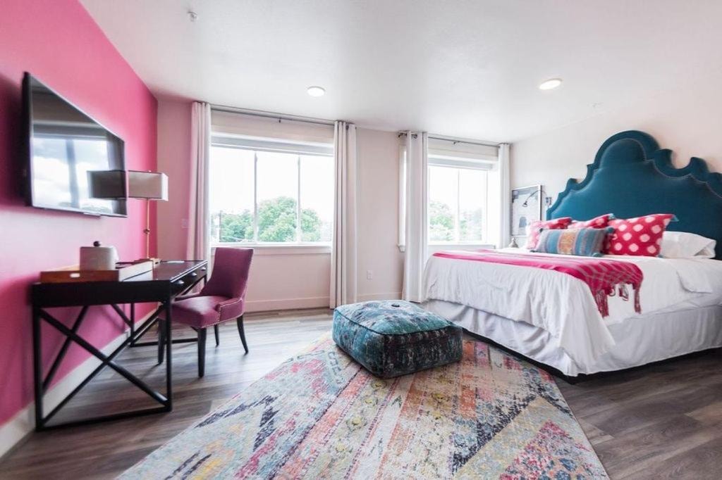 Deluxe King Room Near Lake Cliff Park DAL Luxury Bookings