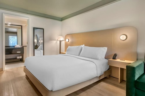 Standard King Room Near Buck Lake ORL 2 Luxury Bookings