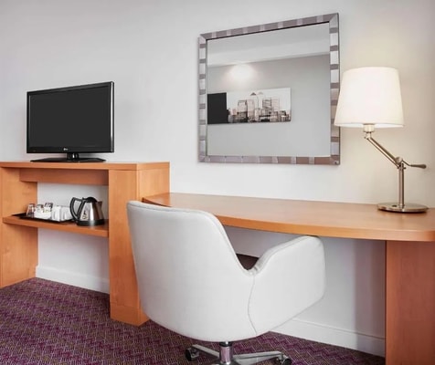 Queen Room Near Ufford Street Gardens LON 6 Luxury Bookings