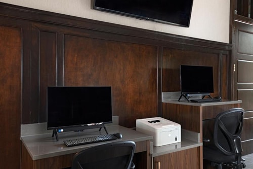 Queen Room Near Brenda and John Duncan YMCA HOU 11 Luxury Bookings