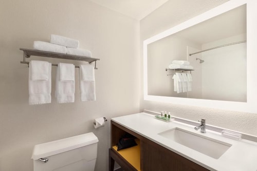 Standard King Room Near IAH Airport Area HOU 7 Luxury Bookings