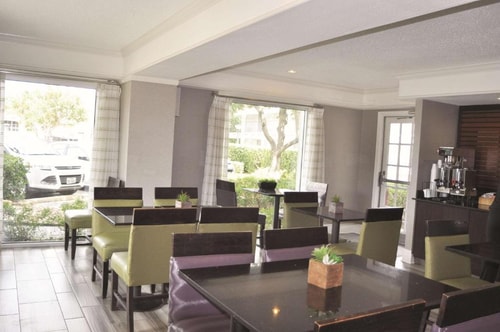 Deluxe Room Near The Charlotte American Bistro DAL 10 Luxury Bookings
