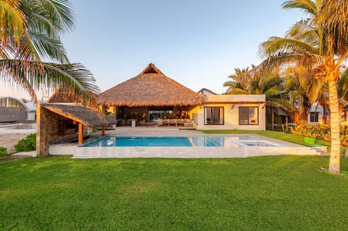 Deluxe Beachfront Villa (Puerto Escondido)