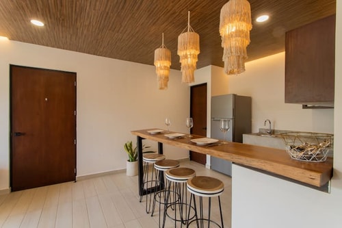 Hermoso condo con balcón y vista a la piscina