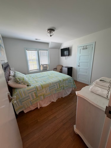 SaltWater Inn- Room 10: Sandy Getaway