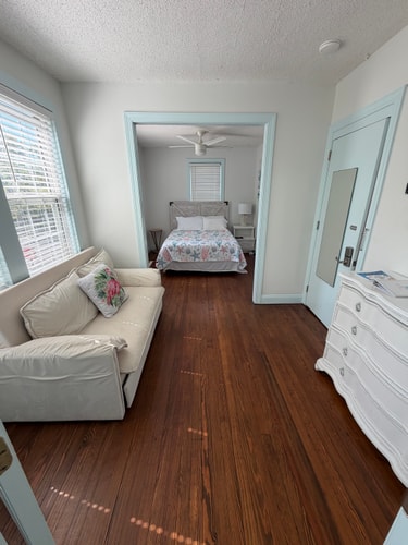 SaltWater Inn- Room 4: Sunrise Retreat