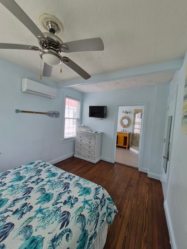 SaltWater Inn- Room 3: Ocean Voyage
