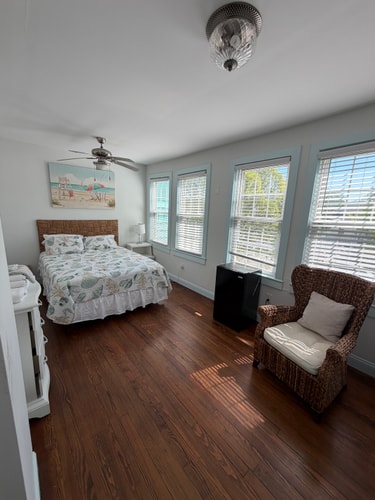 SaltWater Inn- Room 5: Beach Escape