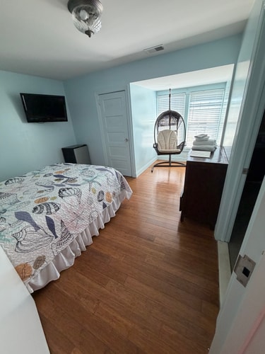 SaltWater Inn- Room 9: Coconut Cabana