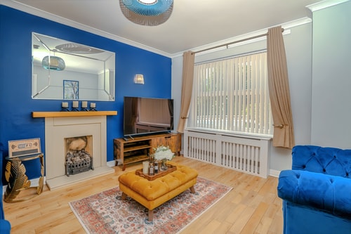 Spacious detached house with garden & parking