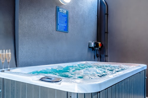 Artistic 2BR flat w/ hot tub near Stokes Croft