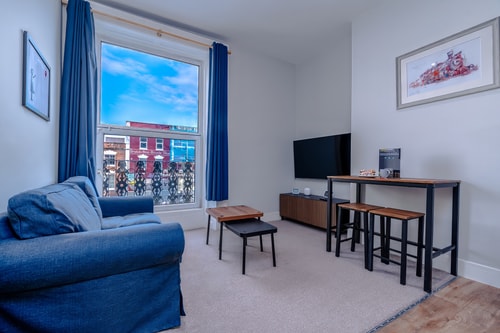 Iconic Mural Serviced Apartment: Luxury 2-Bed The Upgrade Authority