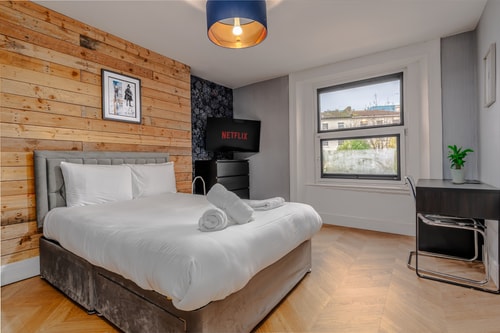 Artistic Penthouse: Views in Central Bristol