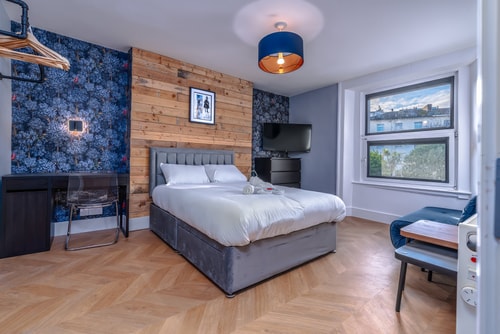 Iconic Mural Penthouse: 2-Bed Serviced Apartment The Upgrade Authority