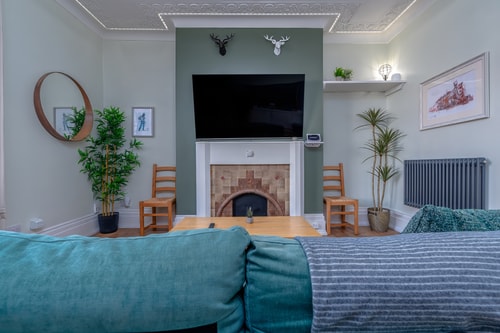 Iconic Mural Serviced Apartment: Luxury 1-Bed The Upgrade Authority