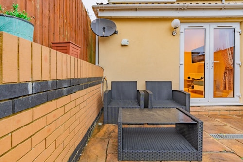 Charming 2-Bed Flat with Garden 7 The Upgrade Authority