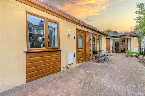 Cosy Southville garden flat with private entrance