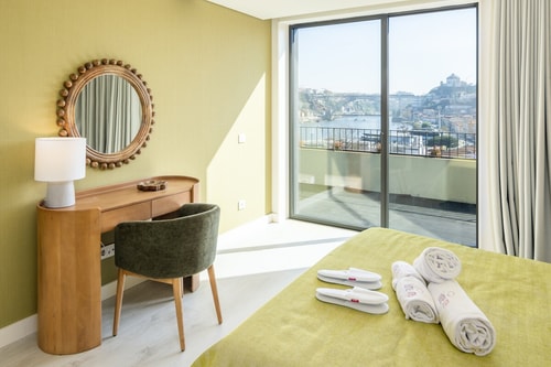 Top Floor Balcony & Porto Views, Pool & Park