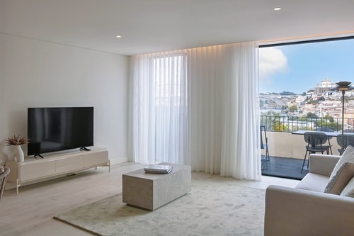 Riverside Luxe 2BR | Pool, Spa, Balcony & Parking