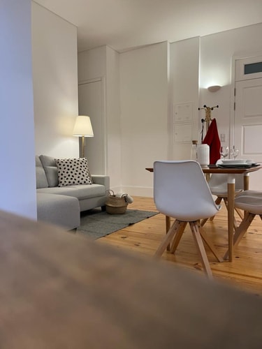 Quiet, bright apt near Bolhão