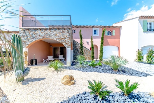 Modern villa with swimming pool Grimaud 38 Shellter Conciergerie Immobilier Saint-Tropez 