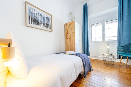 AS03 | BR next to train to Lisbon Downtown (4 min)