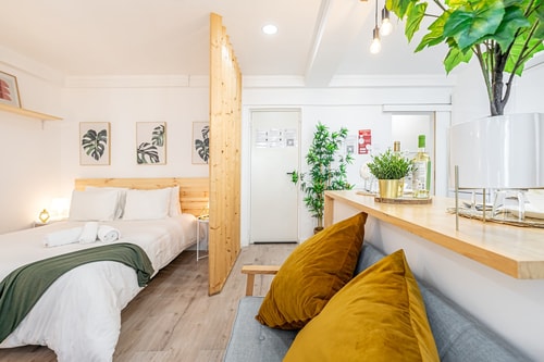 LX Apt w/ balcony near downtown Lisbon (by train)